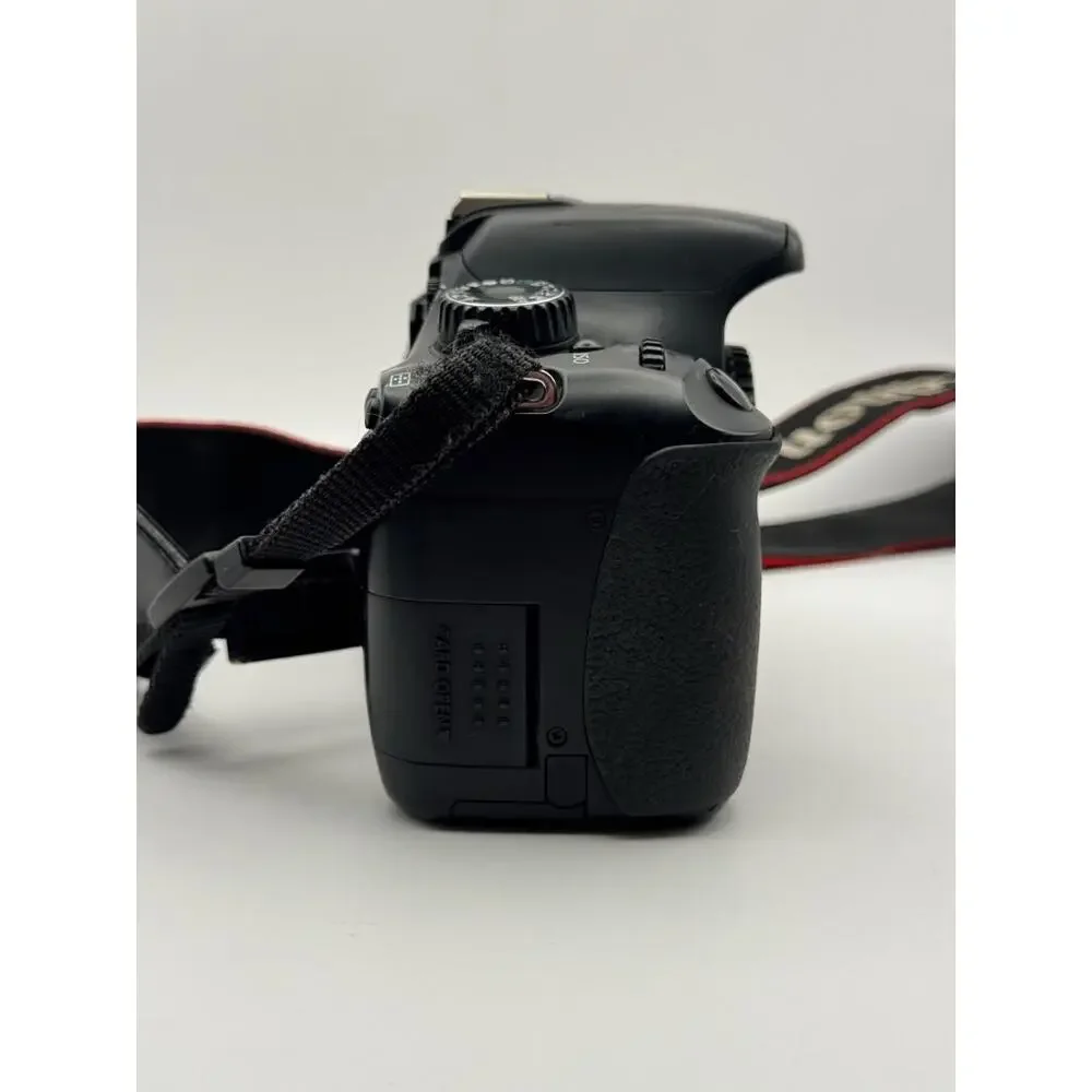 Canon EOS Rebel T2i DSLR Camera Body Strap Charger New Battery Turns On Black